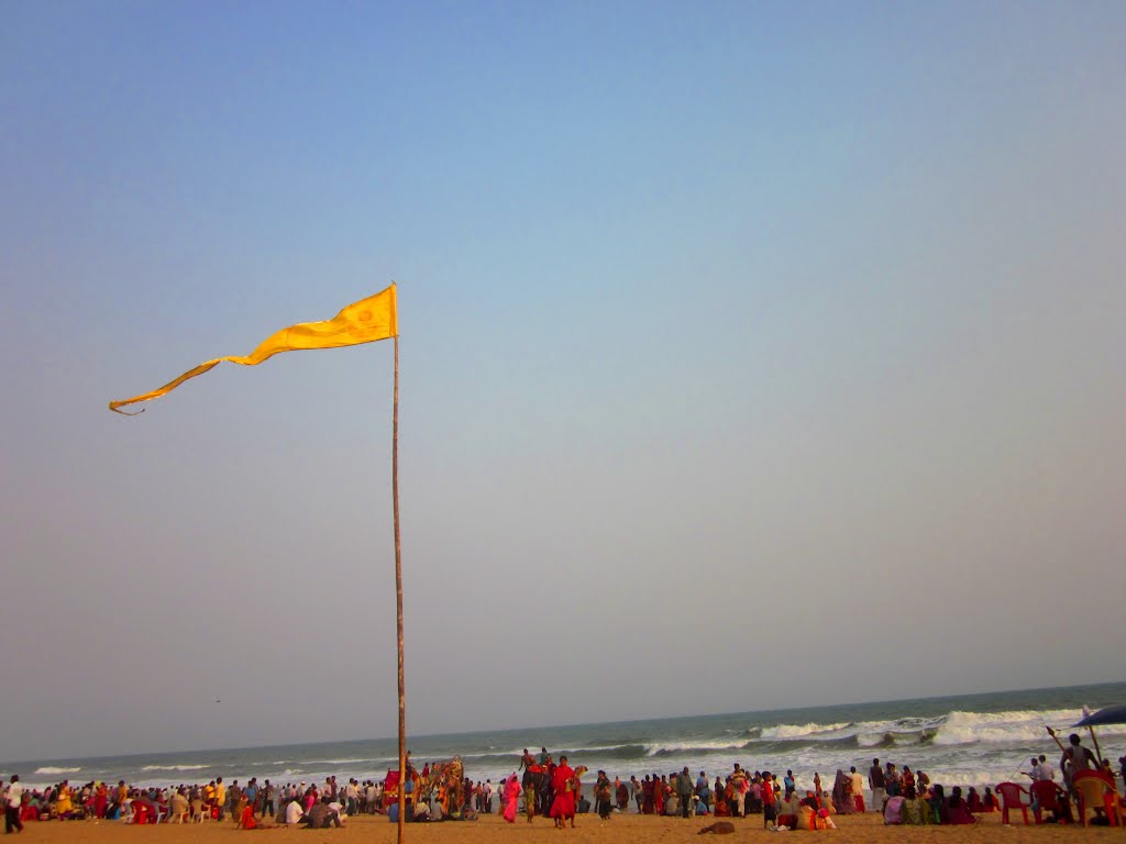 Hindu flag at Puri beach, Пури