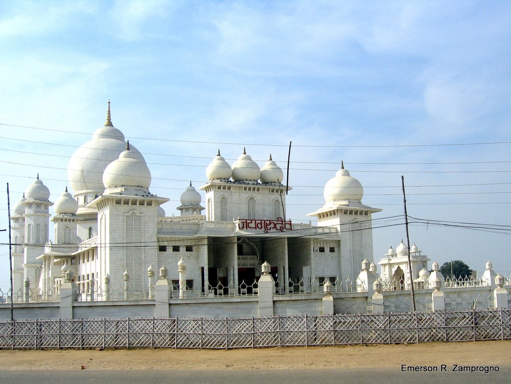 templo Jai Guru Dev visto da estrada [ जय गुरु देव ] ezamprogno, Альвар