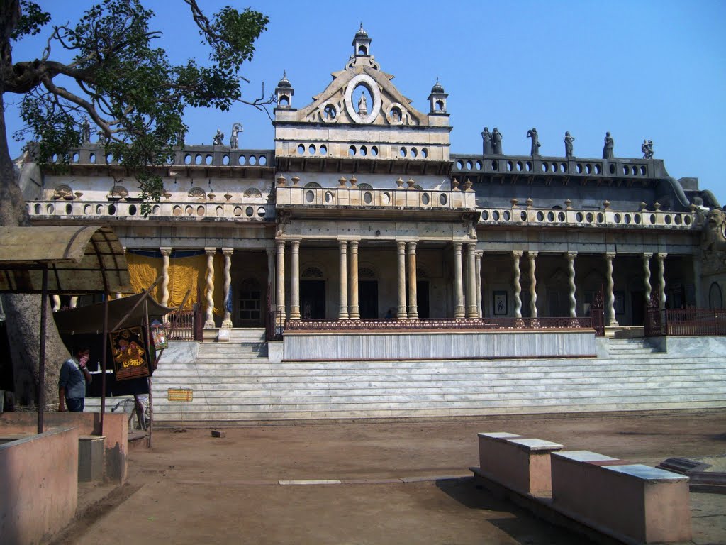 A Temple in Vrindaban, Альвар