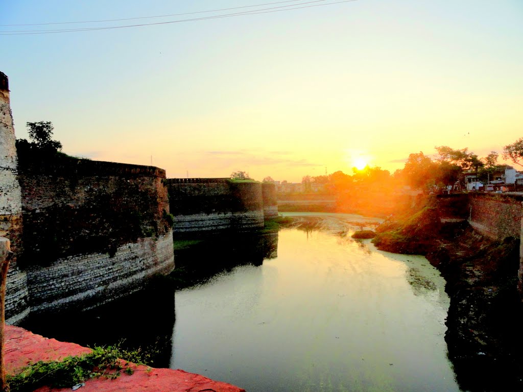 Sunrise and Beauti of Moad of Bharatpur Fort, Bharatpur, Бхаратпур