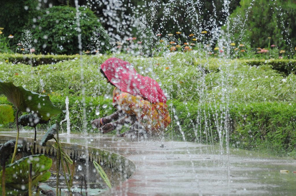 cleaning the fountain at Saheliyon ki bari, garden, Удаипур