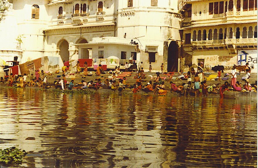 Udaipur 1980 laundresses in Lake Pichola-© by leo1383, Удаипур
