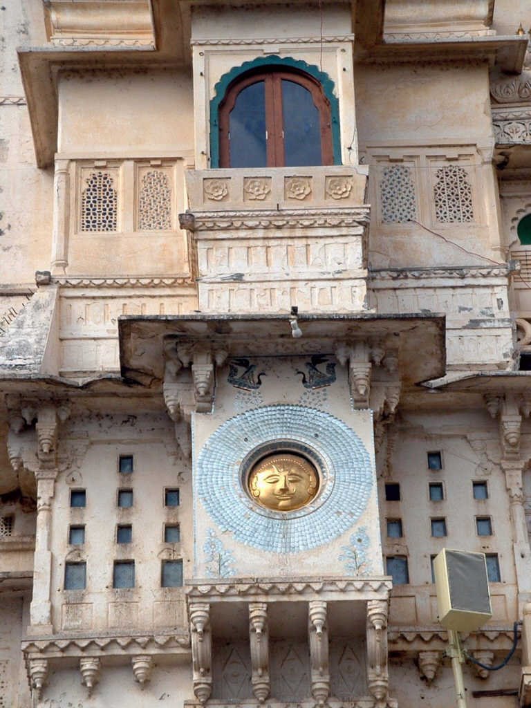 Inde, sur la façade du palais le soleil qui élaire le monde à Udaipur, Удаипур