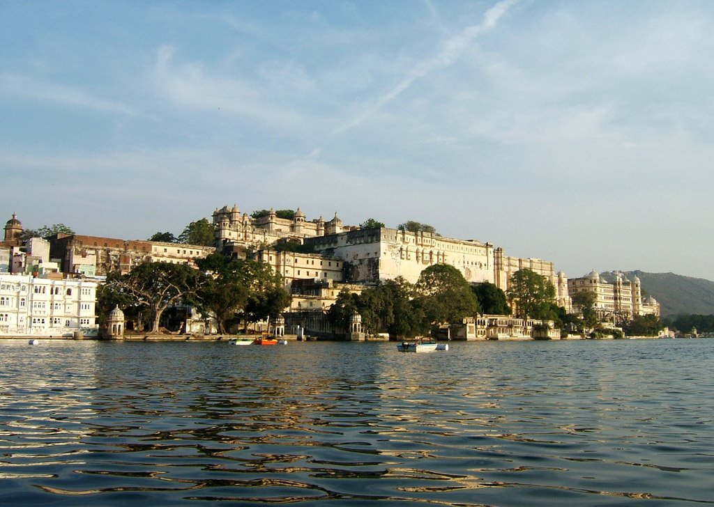 Udaipur-View of the City Palace from Lake Pichola, Удаипур