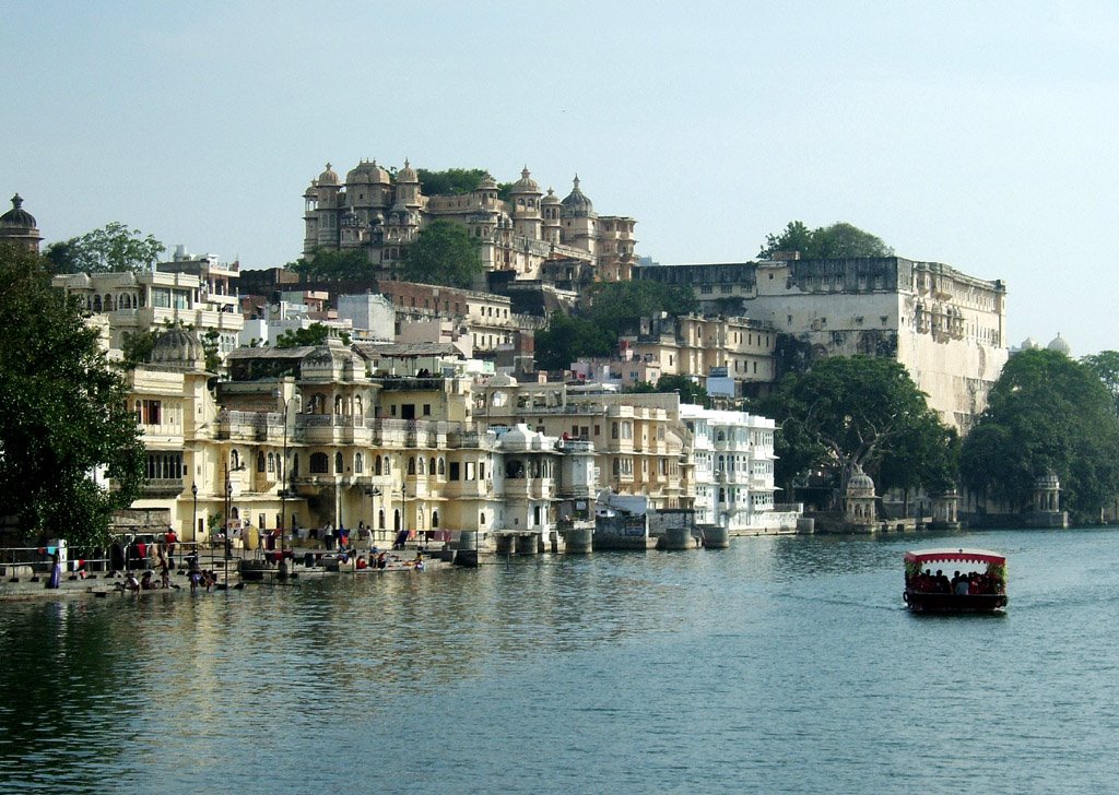Udaipur-View of the Ghats and the City Palace, Удаипур