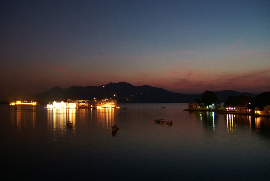 Udaipur-Lake Pichola at Dusk, Удаипур