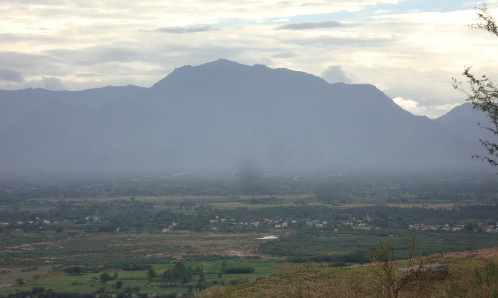 DSC04254  மலை - வடகிழக்கில் - திண்டுக்கல்-பத்மகிரிகோட்டை உச்சியிலிருந்து காட்சி  view from Dhindukkal PadmagiriKottai 30, Диндигул