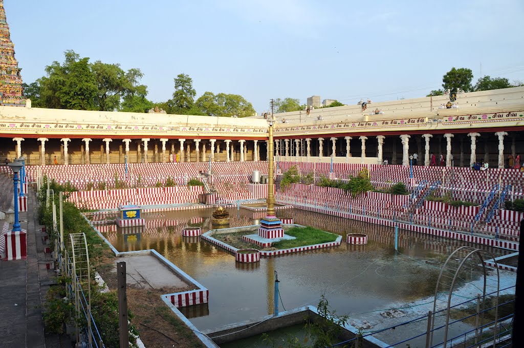 Porthamarai Kulam, the sacred pond inside the Meenakshi Sundareswarar Temple. Madurai, India., Мадурай
