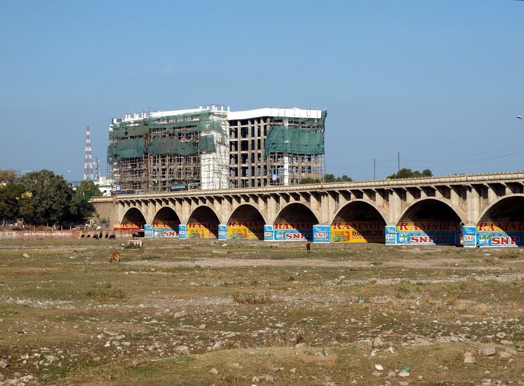 Victoria Bridge over a dry Vaigai River, February 2013, Мадурай
