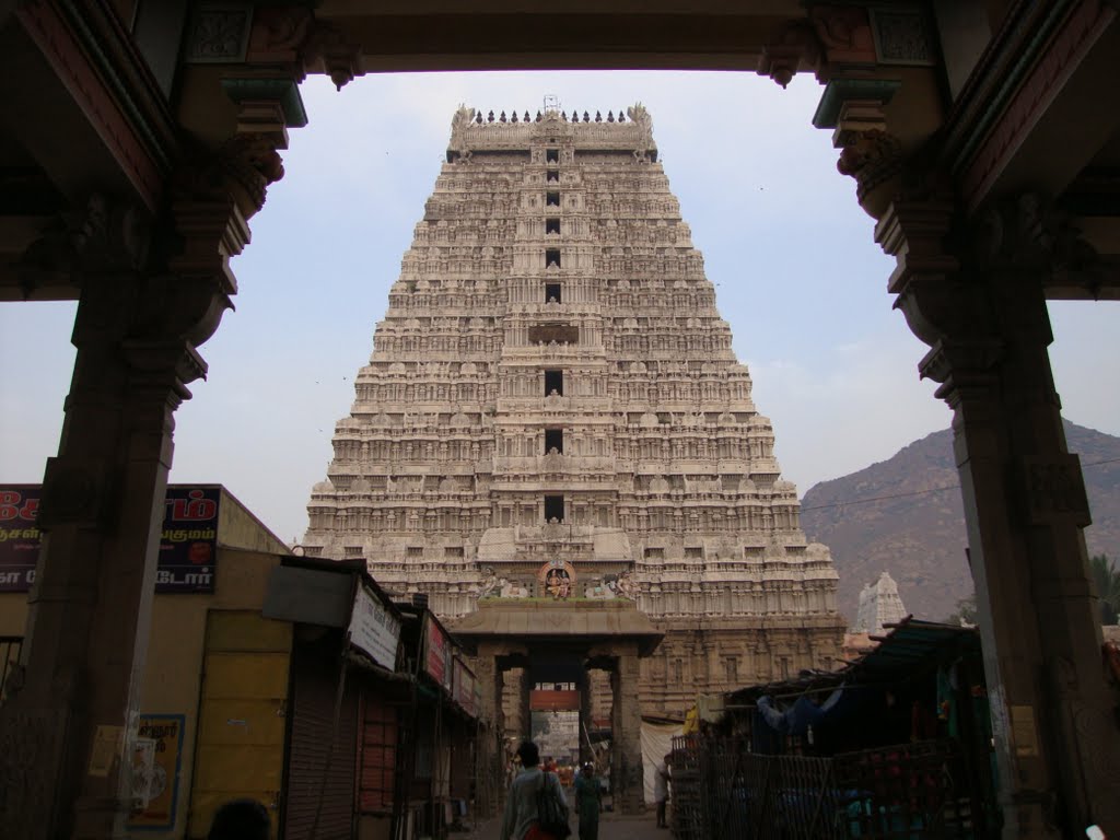 DSC08328  Arunachaleswara寺院、ティルヴァンナーマライ  - Arunachaleswar寺： - 主は火の形で見られると考えられている。巨大な火のランプはティルヴァンナーマライと呼ばれる丘にKarthikaiの月の満月の日（Karthigai日）（11月/ 12月）に点灯します。この火災は、約数キロのための見える Arunachaleswara храм, Тируваннамалаеதிருவண்ணாமலை அருணாச்சலேஸ்வரர் கோயில் கீழ கோபுரம், Тируваннамалаи