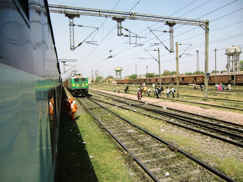Passengers crossing the rails-tracks, Алигар
