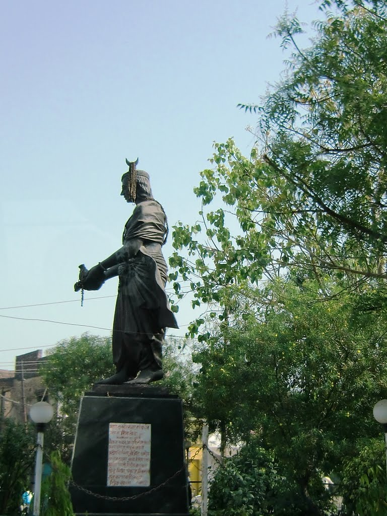 Allahabad. Statue representing King HARSHVARDHANA(606-647 AD)., Аллахабад