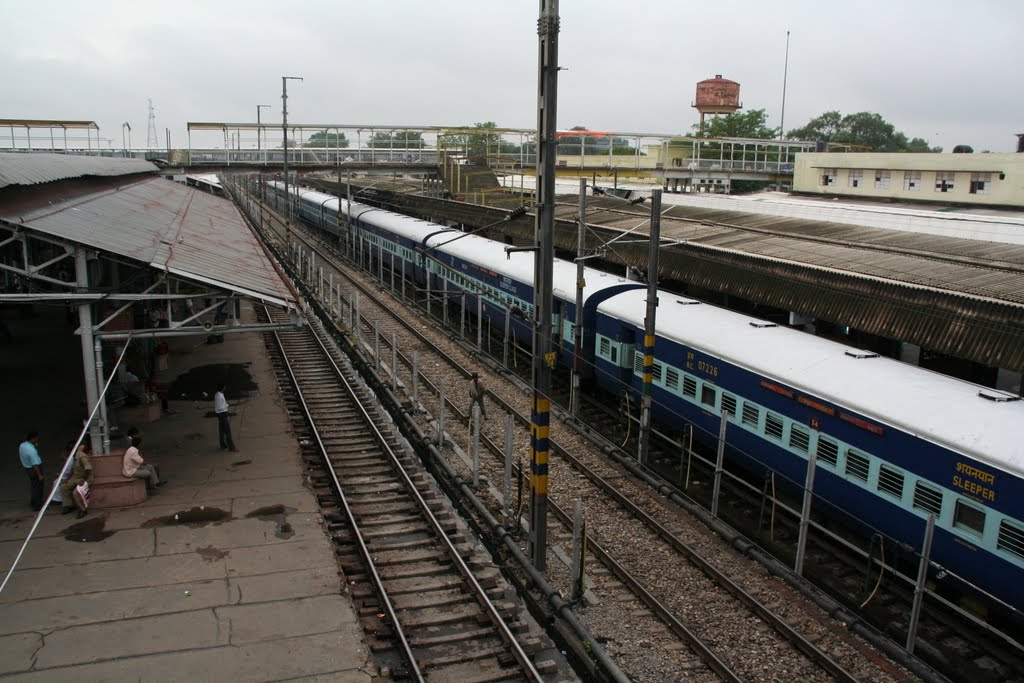 Varanasi trainstation 20 juli 2010, Варанаси