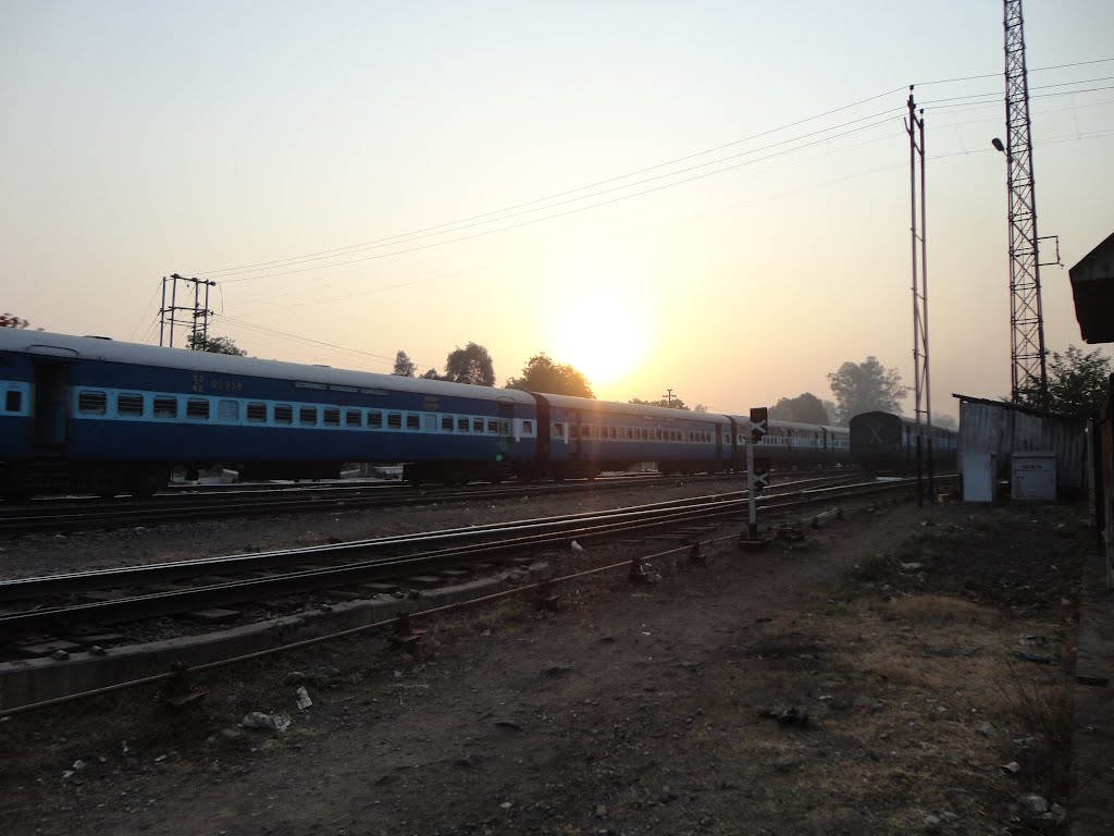 SUNRISE AGAINST RUNNING TRAINS, Gorakhpur, Uttar Pradesh, India, Горакхпур