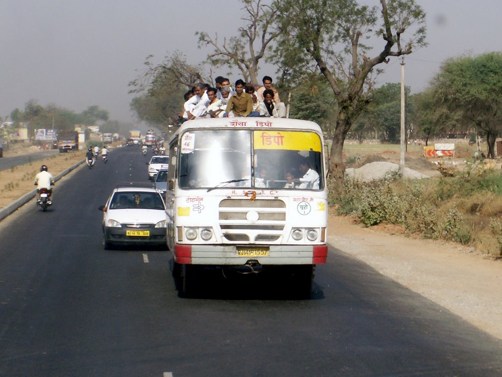 Bus on the highway, Гхазиабад
