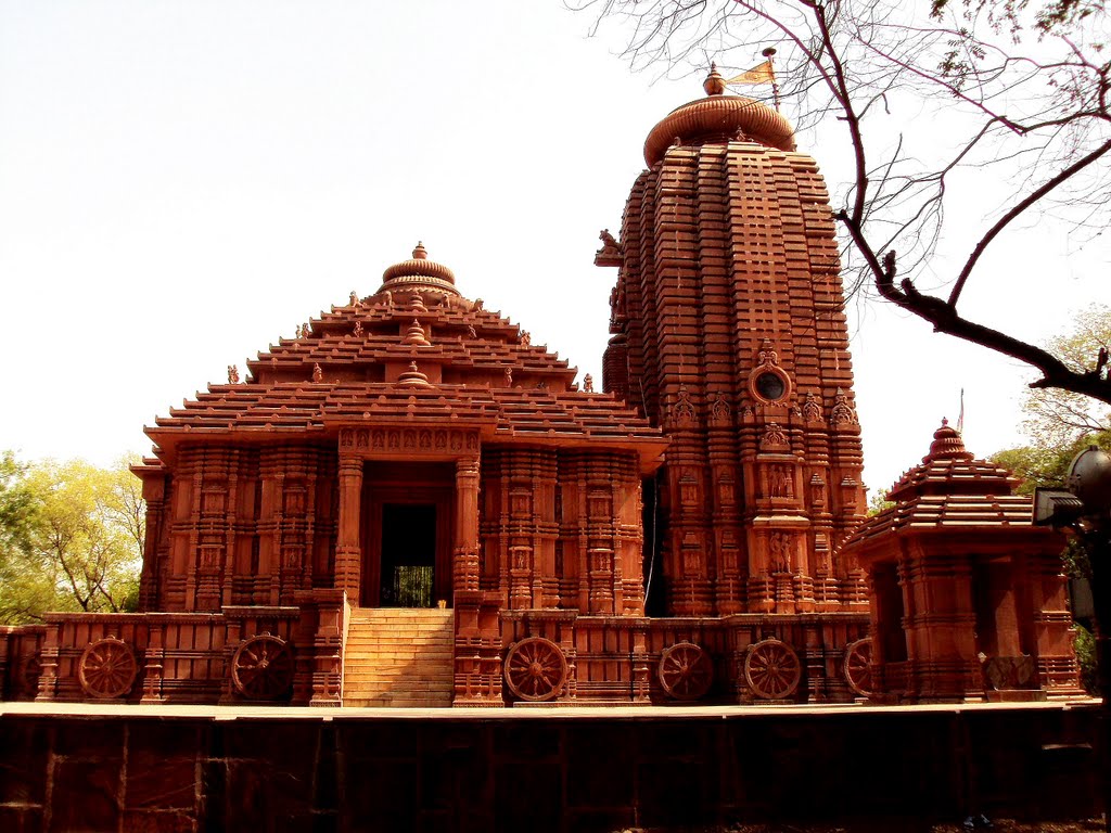 Shanichara Temple [Sun Temple] built like a Chariot on wheels., Гхазиабад