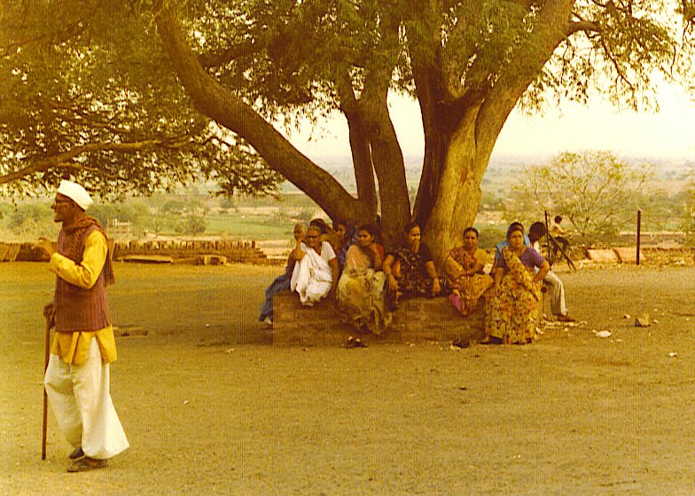 Agra 1980 Under the tree....© by leo1383, Йханси