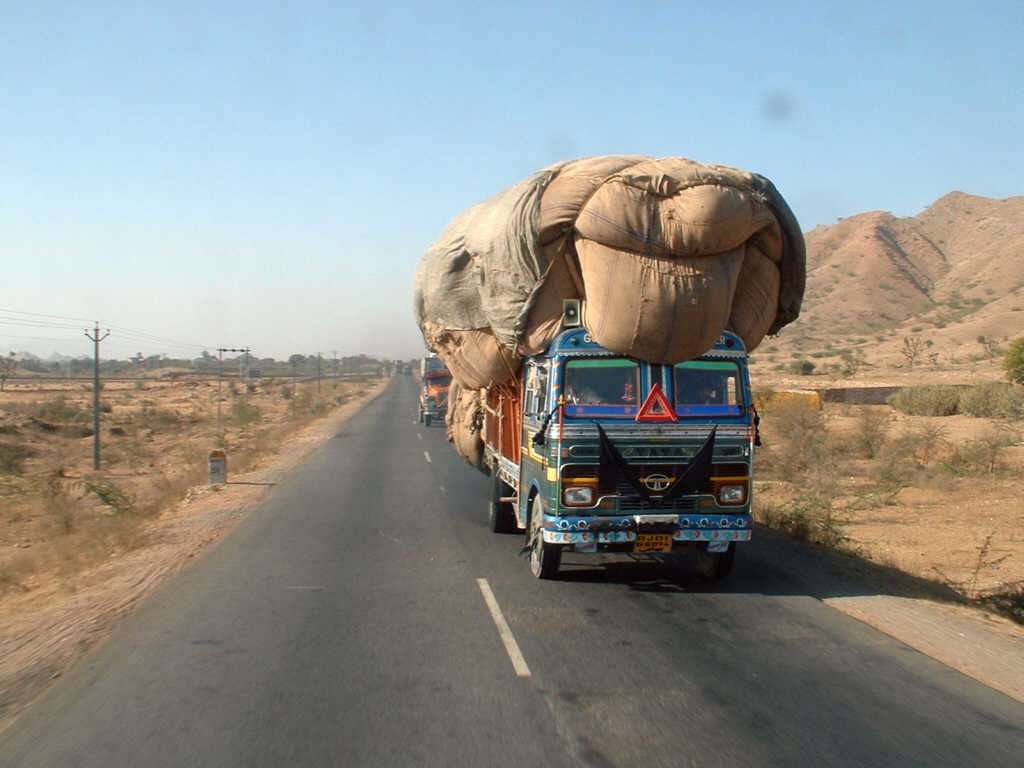Inde, sur les routes les camions TATA, très bien chargé, Йханси