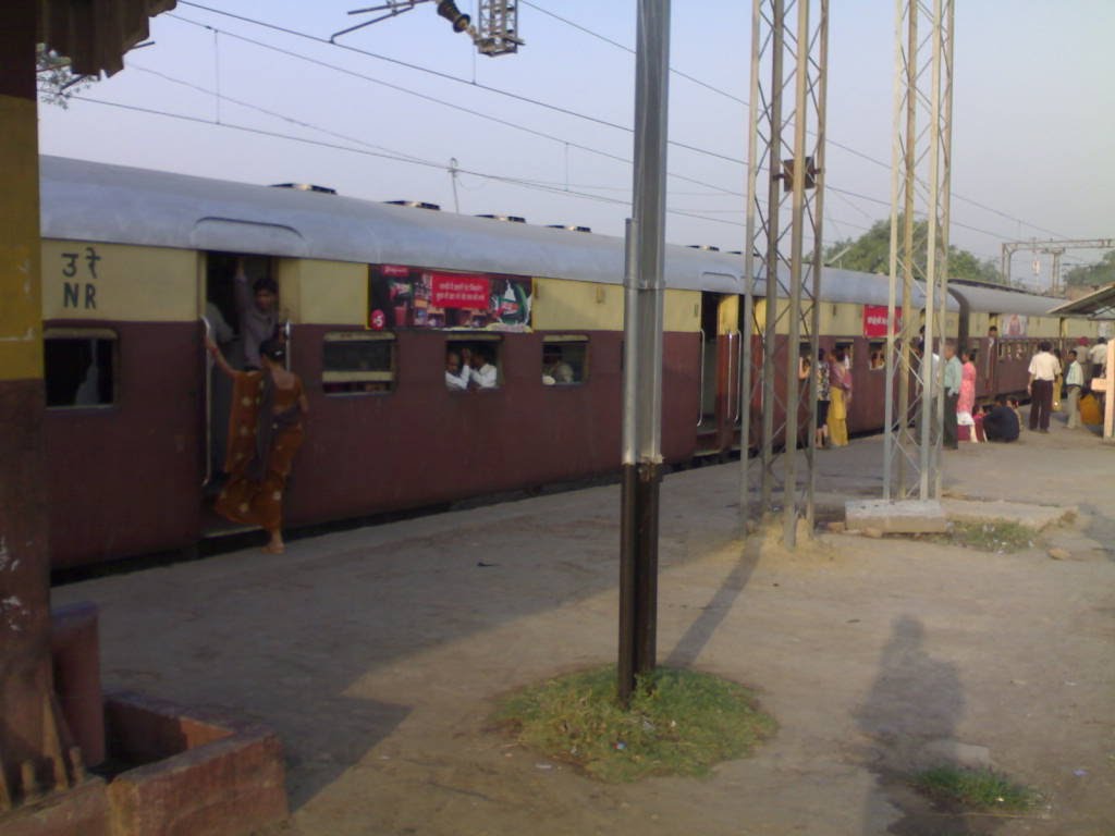 Panki Barabanki Passanger at Platform No.2 of Govindpuri Station, Kanpur, Канпур
