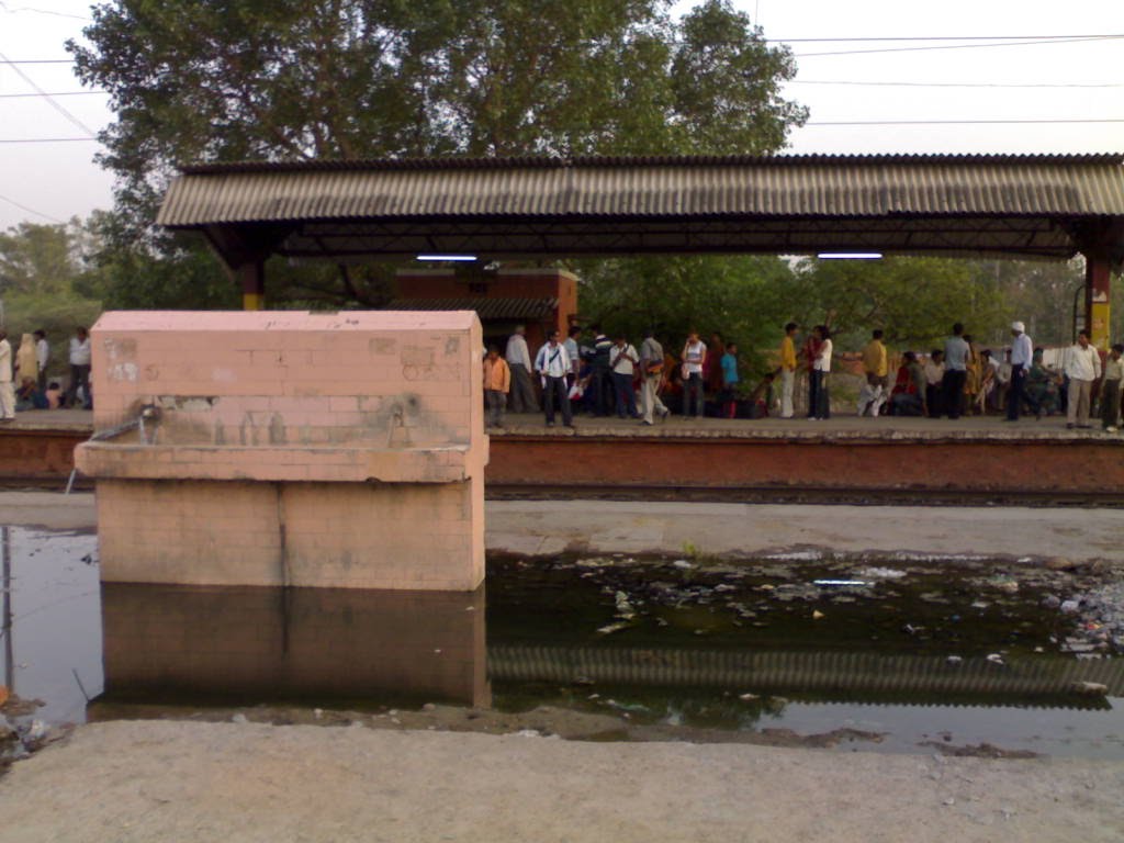 Water Logging at Platform No.2 of Govindpuri Station, Kanpur, Канпур