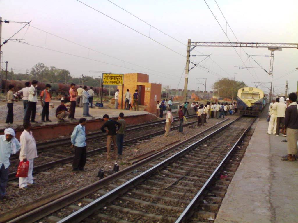 Lucknow Shikohabad Passanger arriving at Platform No.1 of Govindpuri Station, Kanpur, Канпур