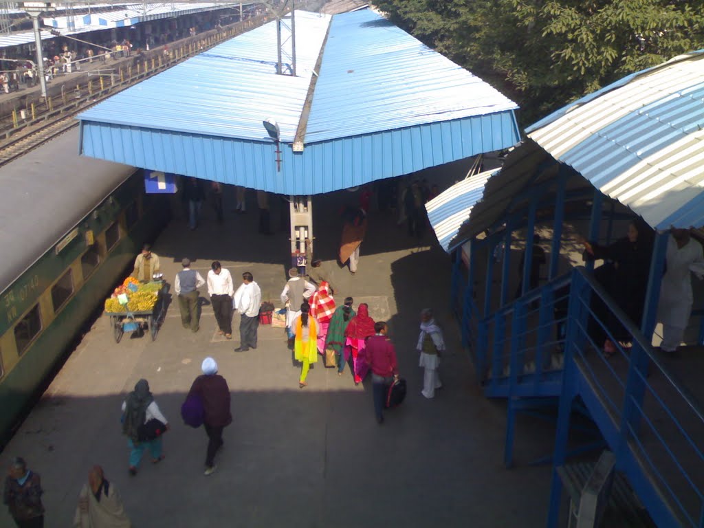 Using the footover bridge @ Moradabad Railway station 20.02.2010, Морадабад