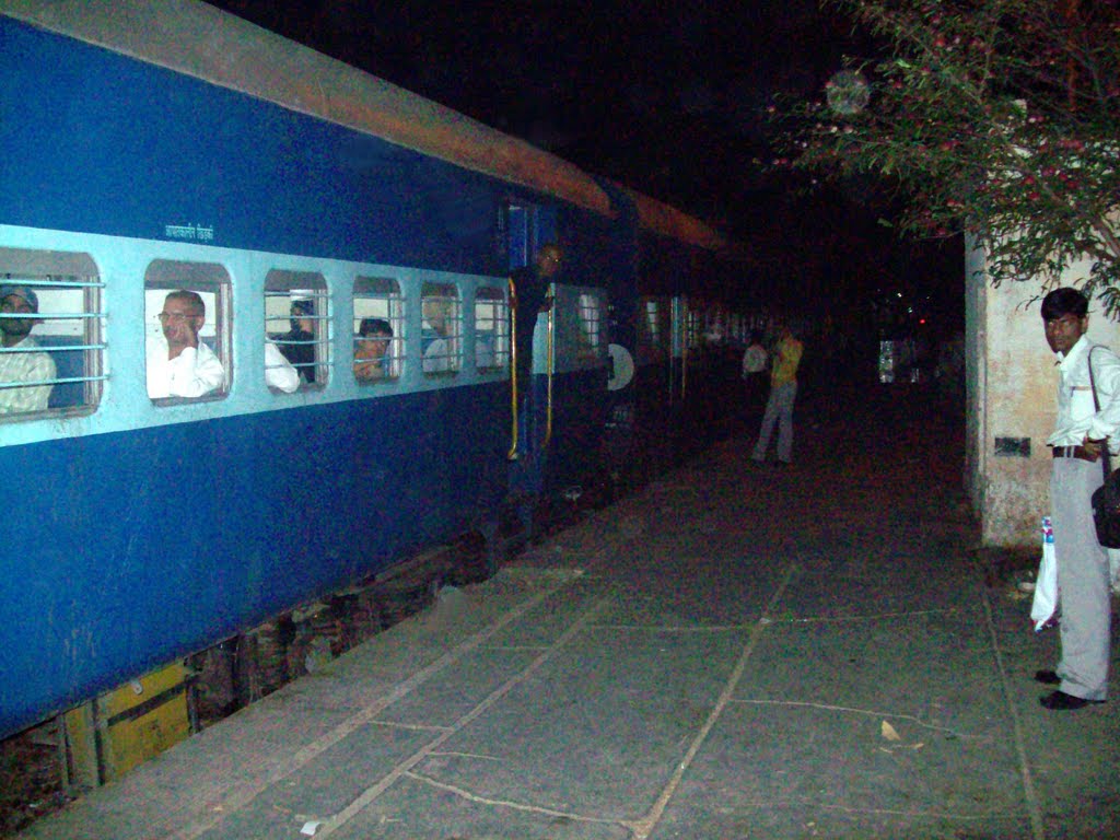 Ambala-Nizamuddin passenger at Muzaffar Nagar railway station, Музаффарнагар
