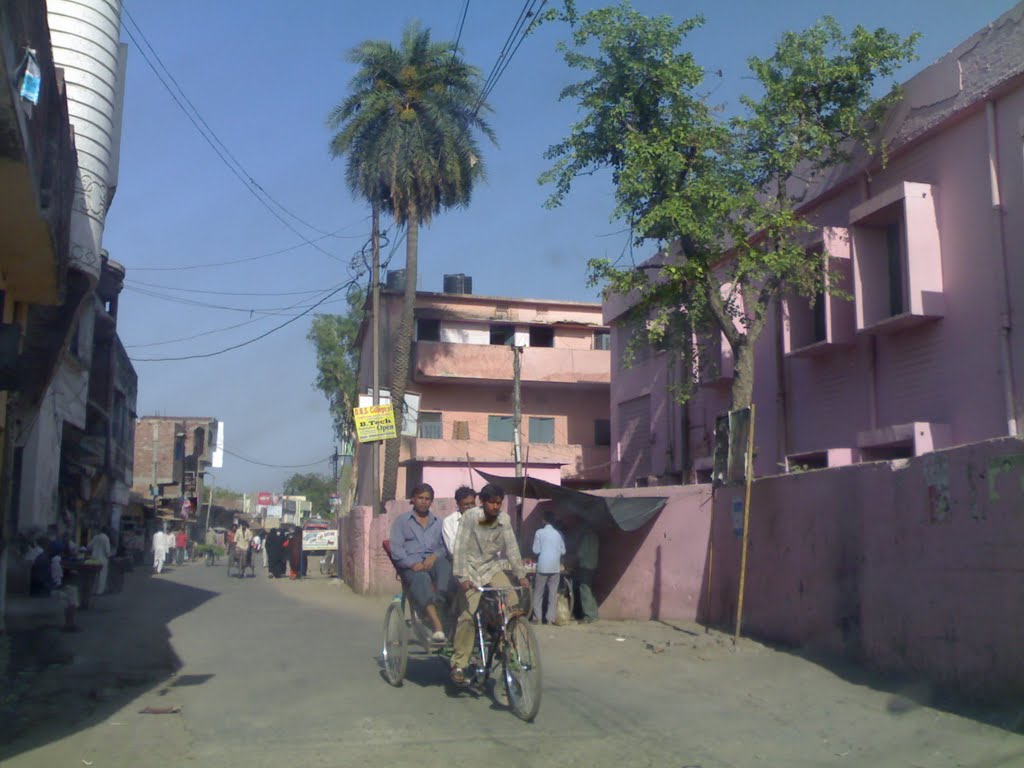 Driving through one of the streets of Sambhal, Самбхал