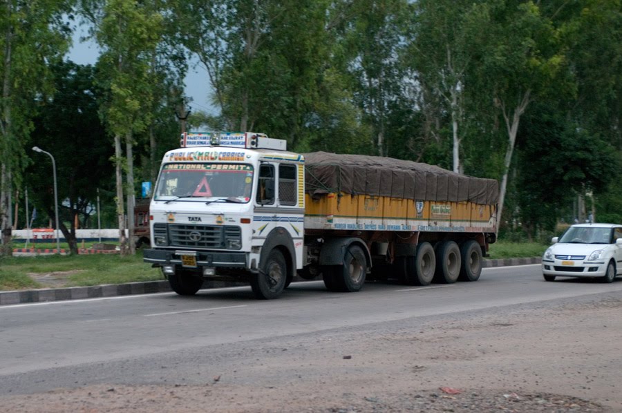 Tractor truck Tata LPS 4018 TC with a trailer / Седельный тягач Tata LPS 4018 TC с полуприцепом (03/09/2011), Хатрас