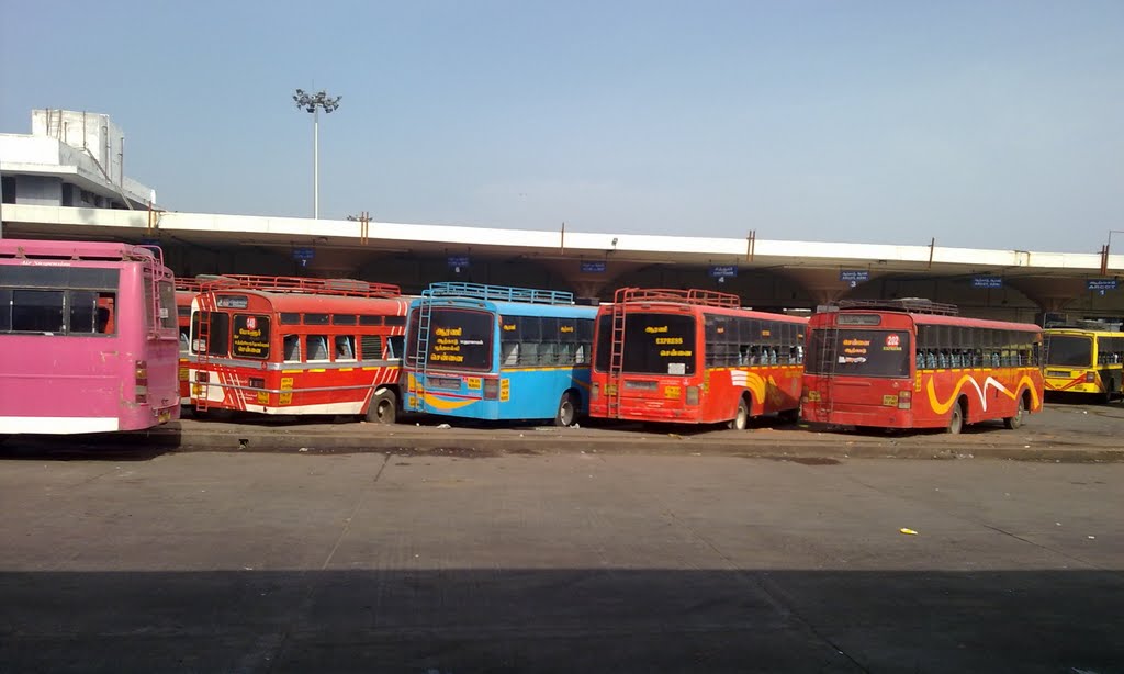 07082010177 சென்னை கோயம்பேடு பேருந்து நிலையம் -a bay in Koyambedu Bus Terminal, Мадрас