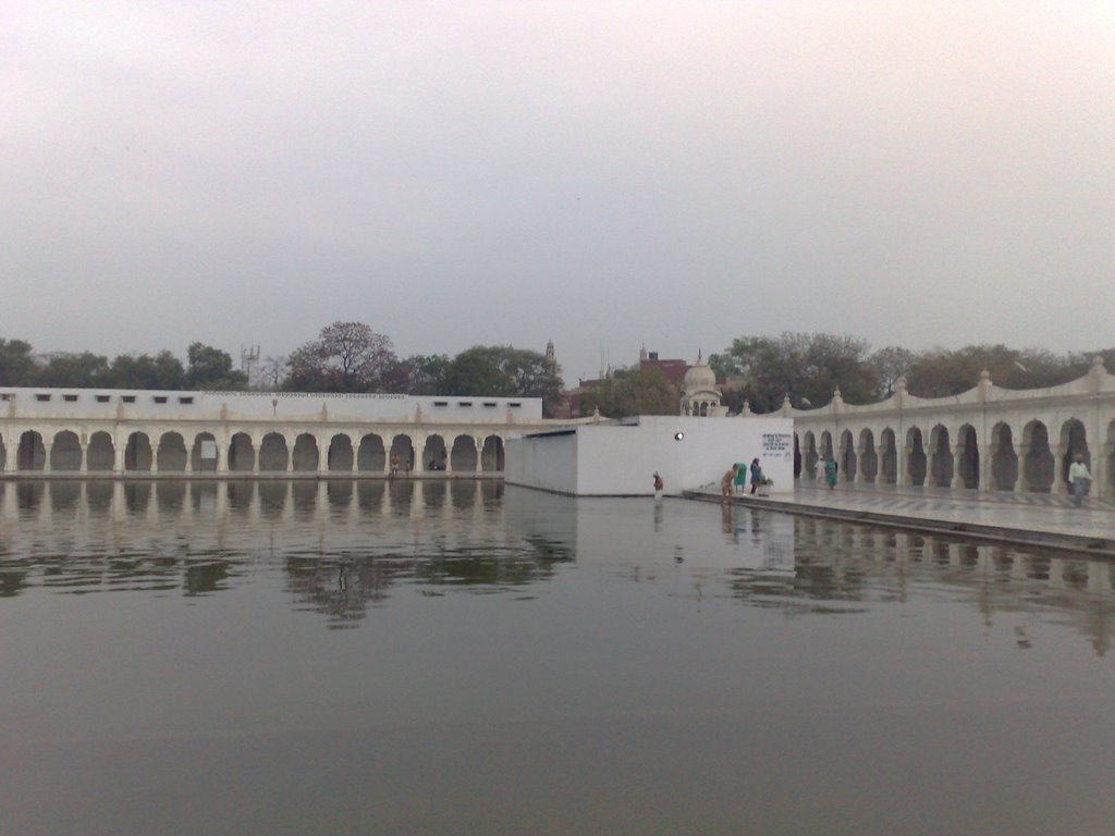 the pool at Gurdwara Sahib, Дели