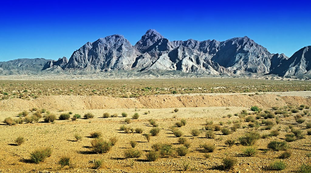Semi-desert Kevír with mountains in Anarak - نیمه بیابانی با کوه ها در انارک - ÍRÁN - 1999, Марагех