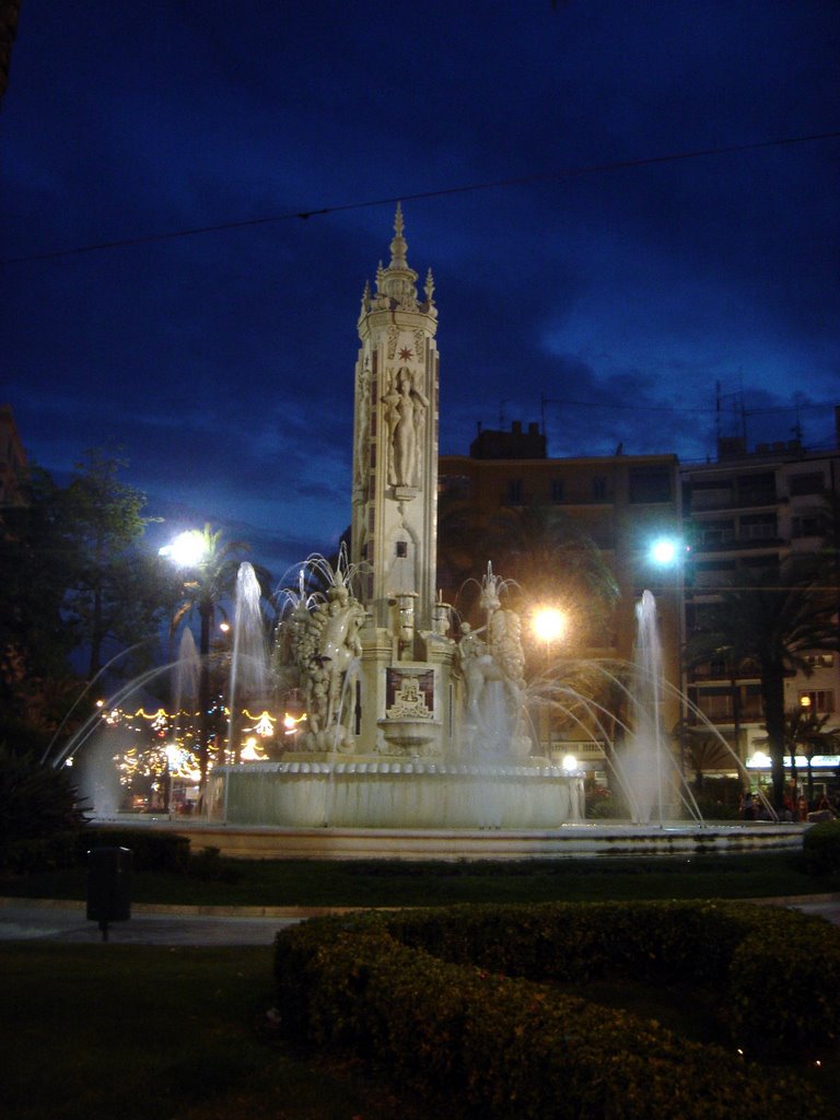 Plaza de los Luceros de noche, Аликанте