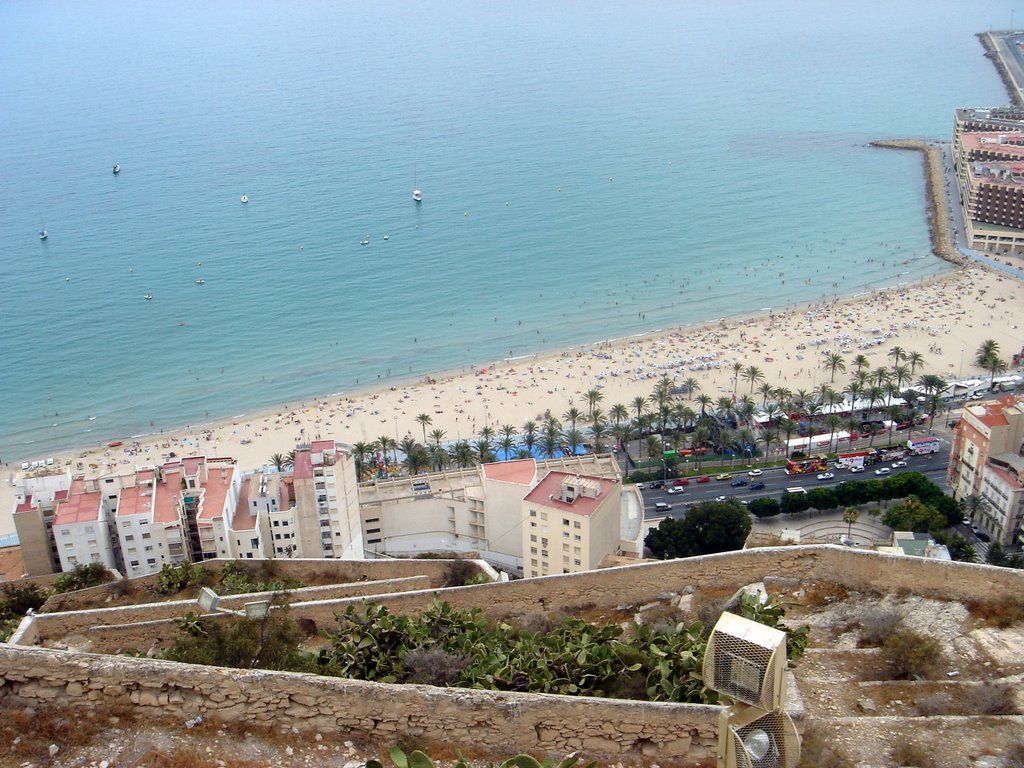 La Playa de Postiguet vista desde el castillo, Аликанте