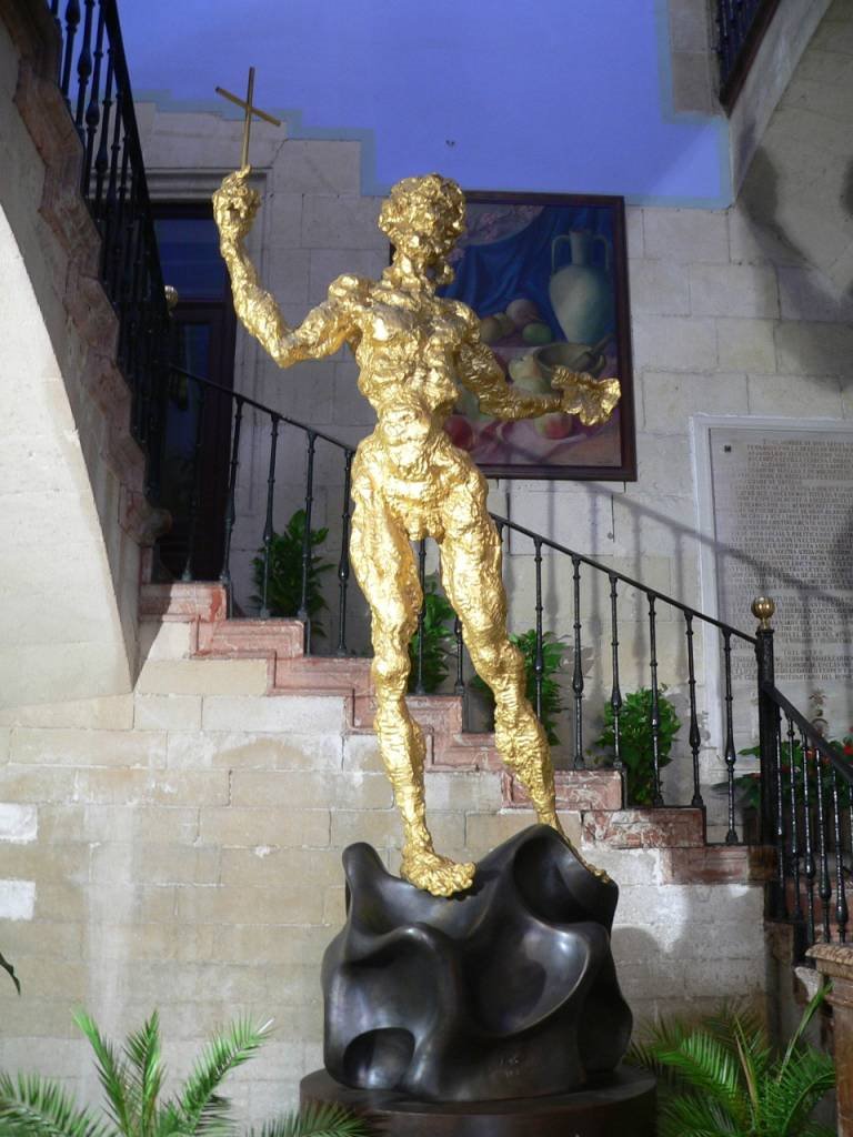 Espagne, la statue de Salvador Dali dans lentrée de la mairie dAlicante, Аликанте