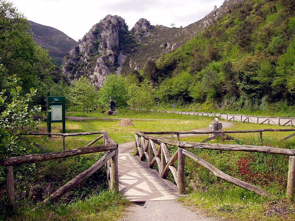Area Recreativa de Tuñón, Senda del Oso, Santo Adriano,  Asturias, Гийон