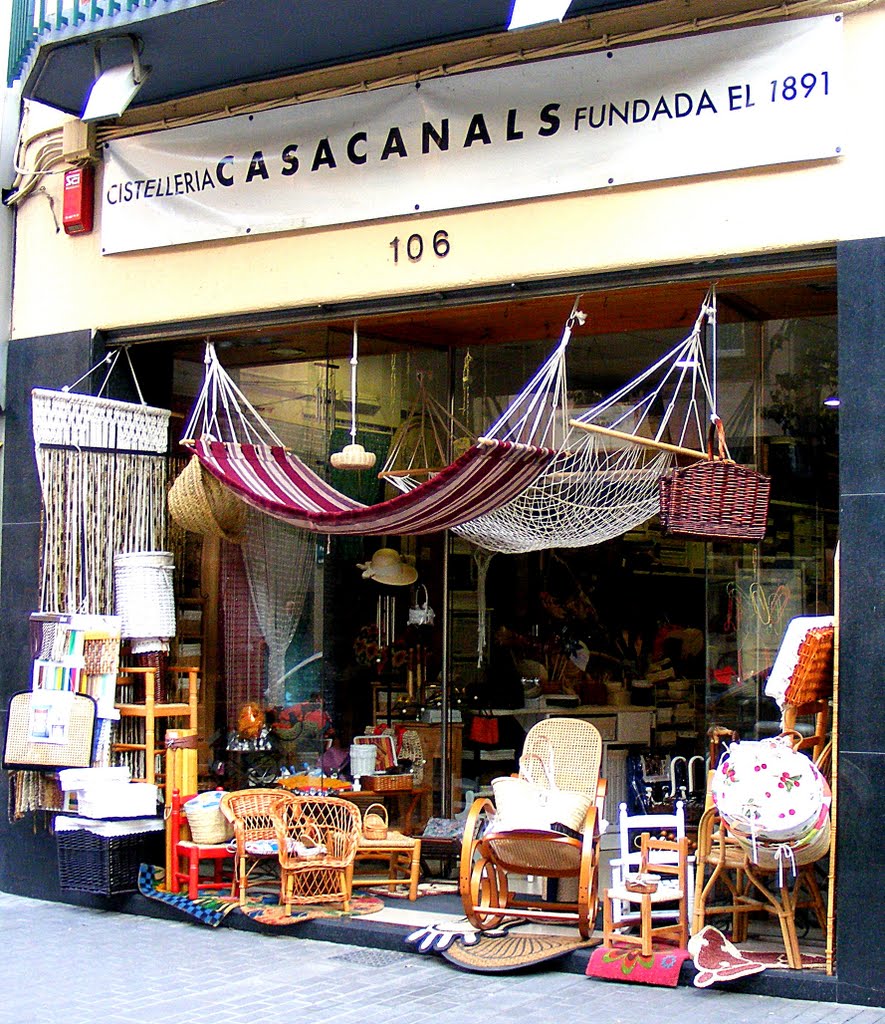 Cistelleria muy antigua. Comercio tradicional. Badalona, Barcelona, Баладона