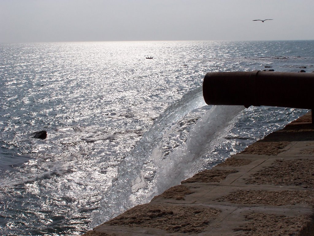 Cádiz - Tuberías achicando agua en el Malecón, Алжекирас
