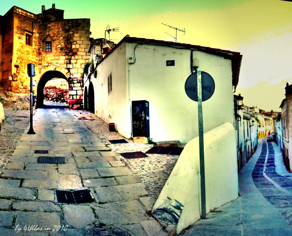Roman gate in Caleros street in Caceres UNESCO Heritage of Mankind (SPAIN), Ла-Линея
