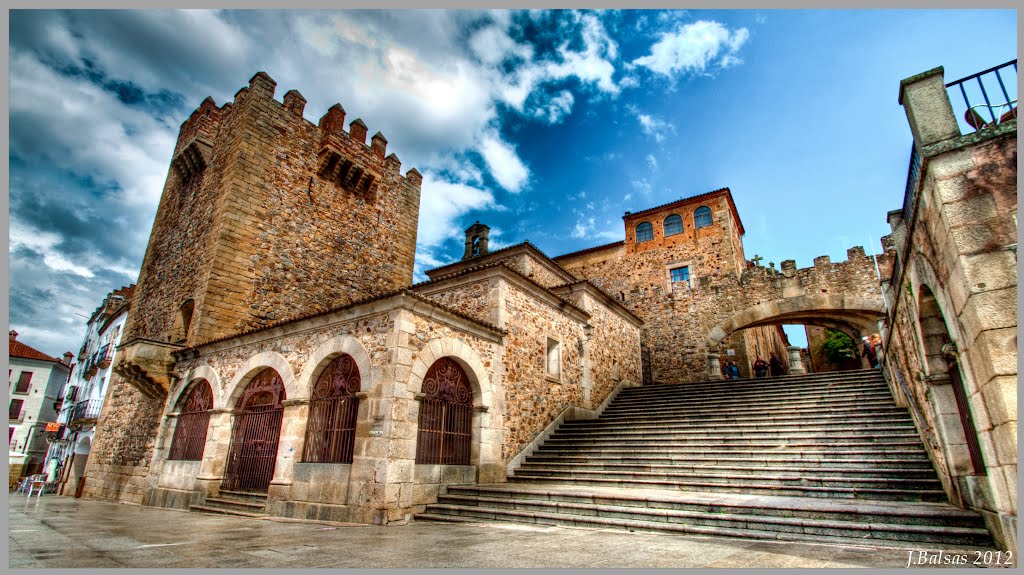 Cáceres: Torre de Bujaco, Ermita de la Paz y Arco de la Estrella., Ла-Линея
