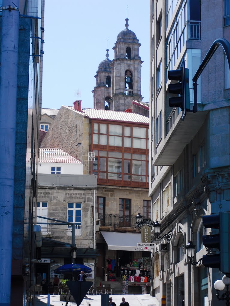 Calle Mestre Mateo, y Campanario de la Concatedral de Vigo, Galicia, España., Виго