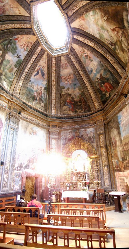 San Saturio. Interior capilla. vertical Soria redim, Сория