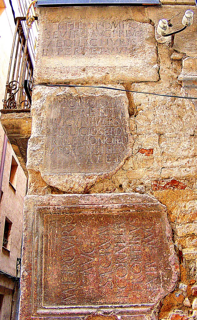 Sin comentarios acerca de su origen, actualmente en la esquina de una casa bicentenaria. Tortosa, Tarragona, Тортоса