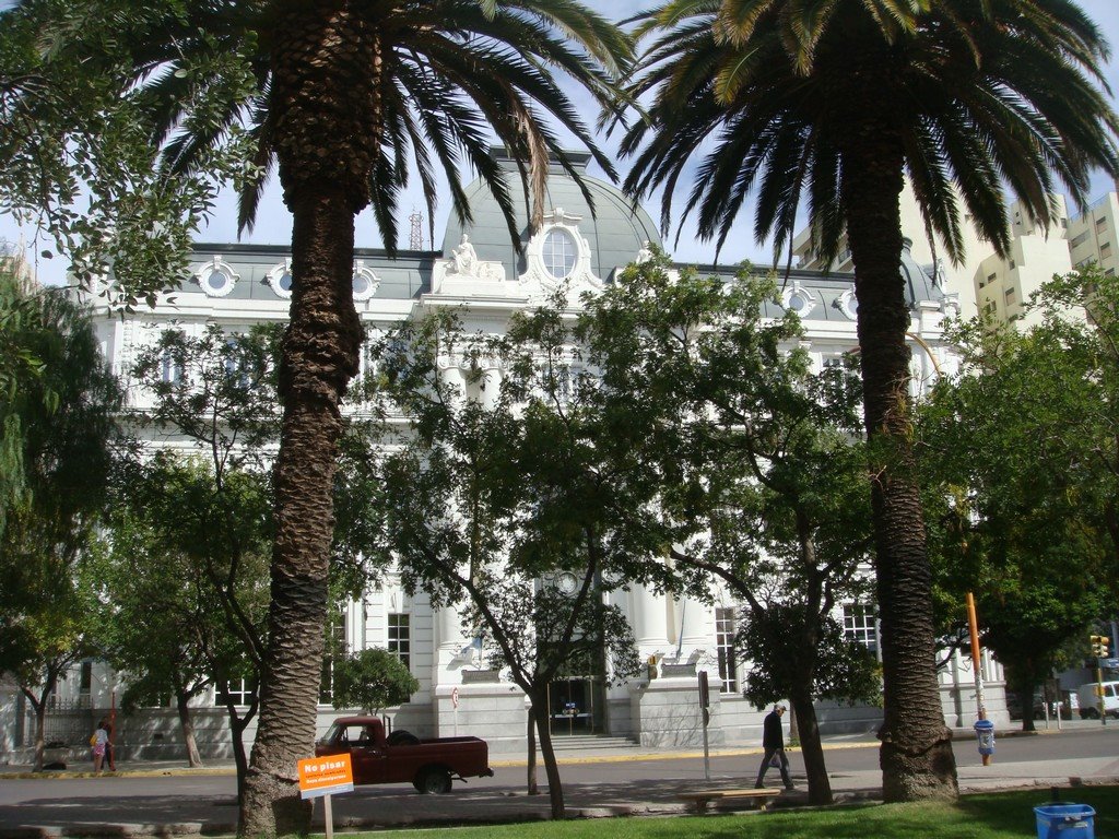 Banco Nación tras las palmeras / Lautaro, Байя-Бланка