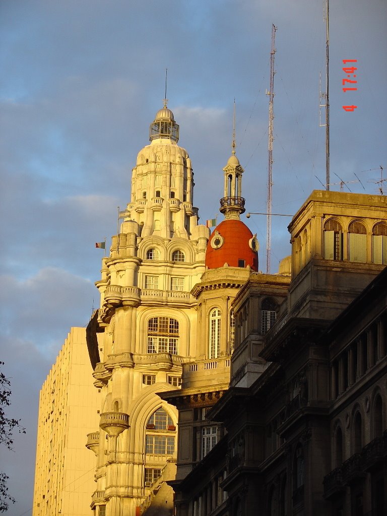 Barolo dorado (Avda. de Mayo con San José), Буэнос-Айрес