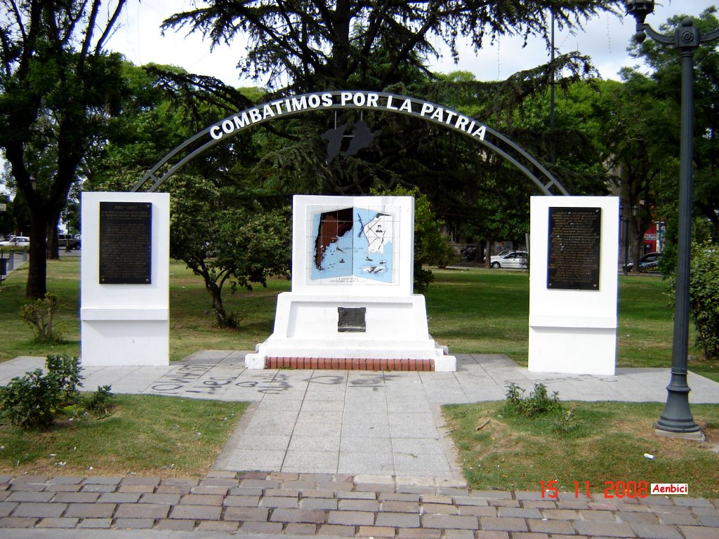 Plaza Eduardo Costa,Campana, homenaje a los Caidos en Malvinas (www.aenbici.blogspot.com), Кампана