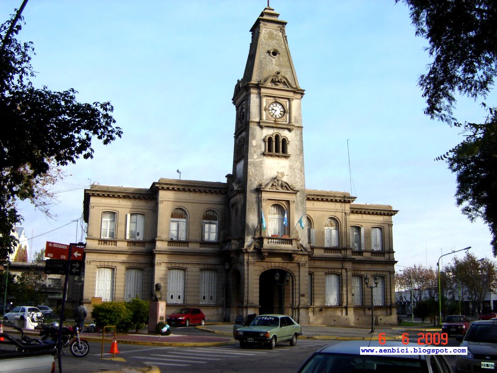 Edificio Municipal ciudad de Campana (www.aenbici.blogspot.com), Кампана