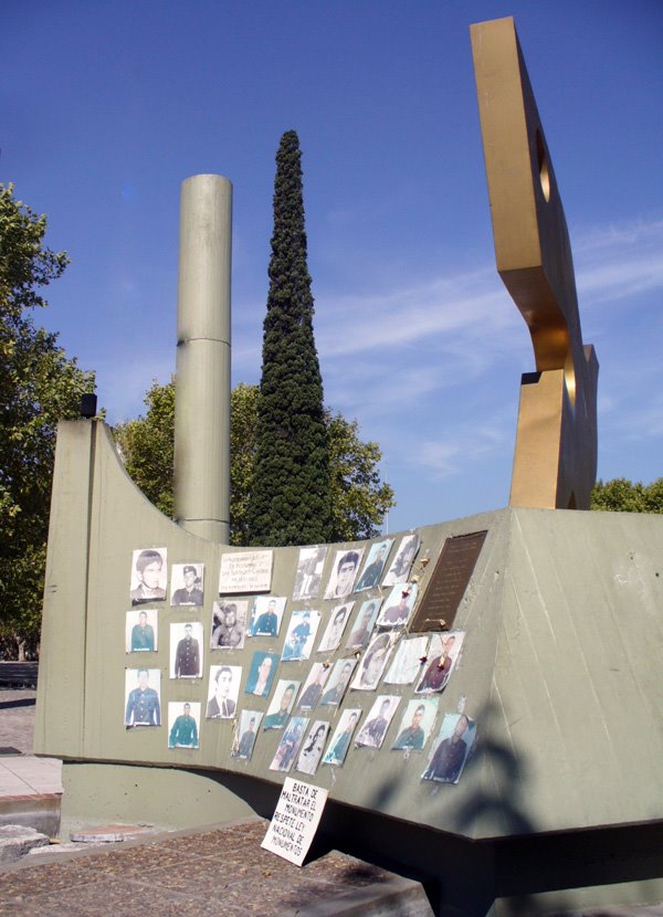 PLAZA ISLAS MALVINAS - Monumento a los caídos en la guerra, Ла-Плата