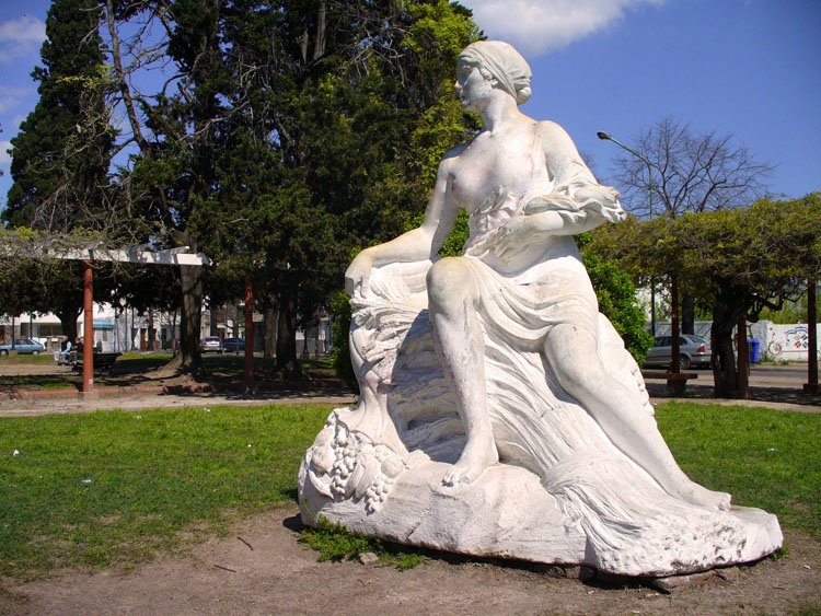 escultura en plaza olazábal, Ла-Плата