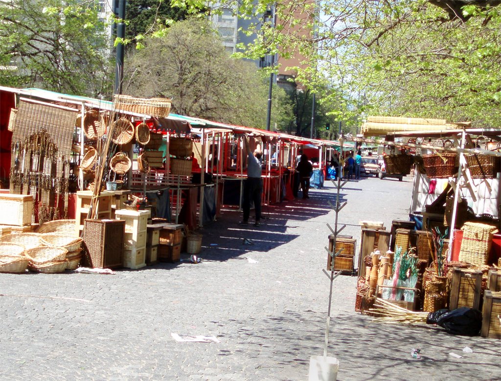 Preparando La Feria  de los Artesanos en Plaza Italia, Ла-Плата